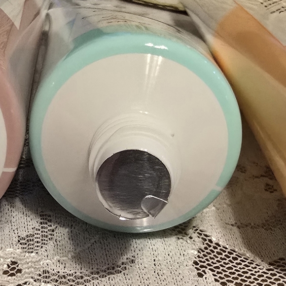 Dermasil Facial Cleanser, Exfoliating Scrub And Face Cream Set - Picture 3 of 3